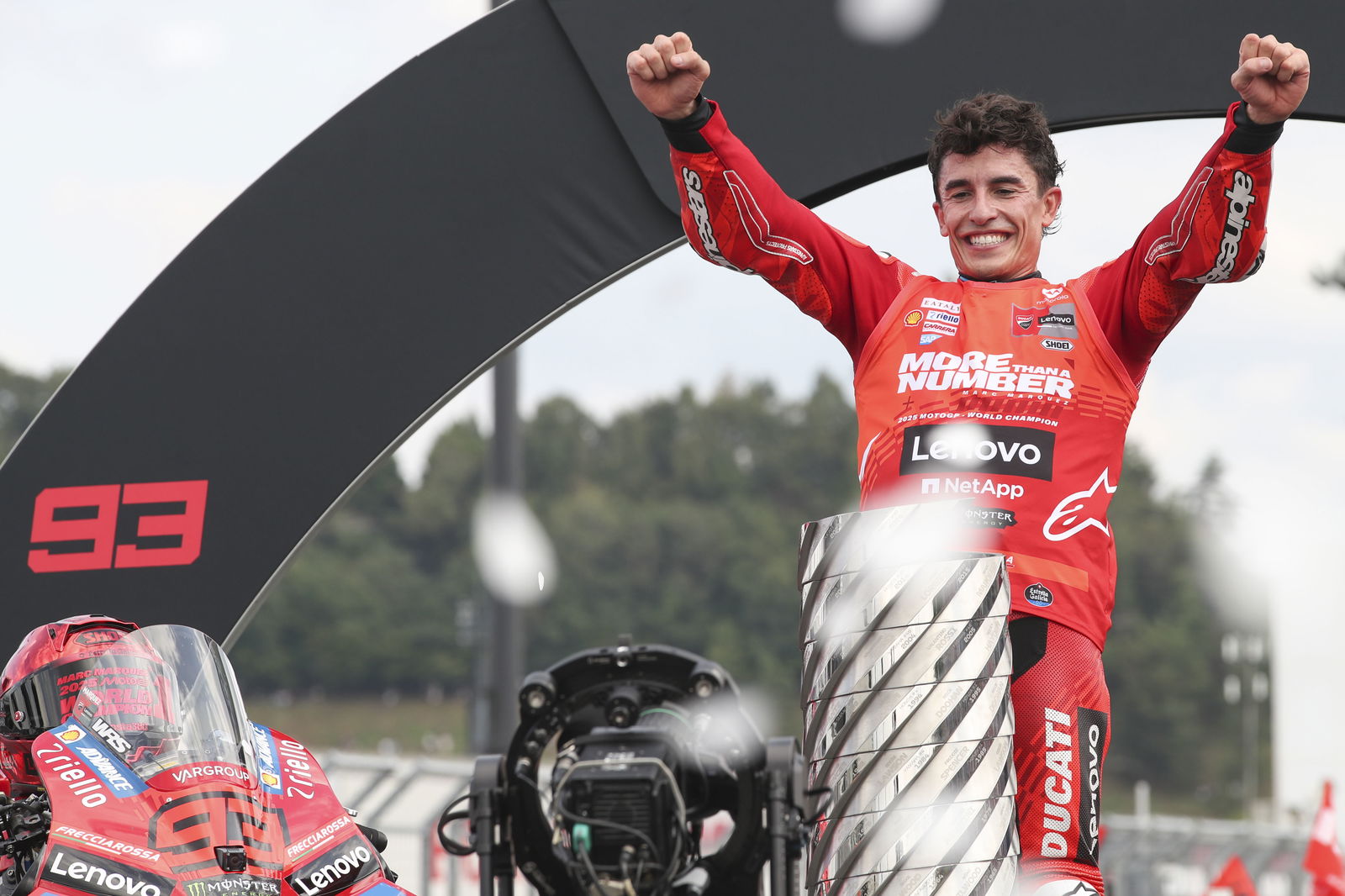 Marc Márquez fél, miután Bagnaia Ducatija füstölög Japánban!